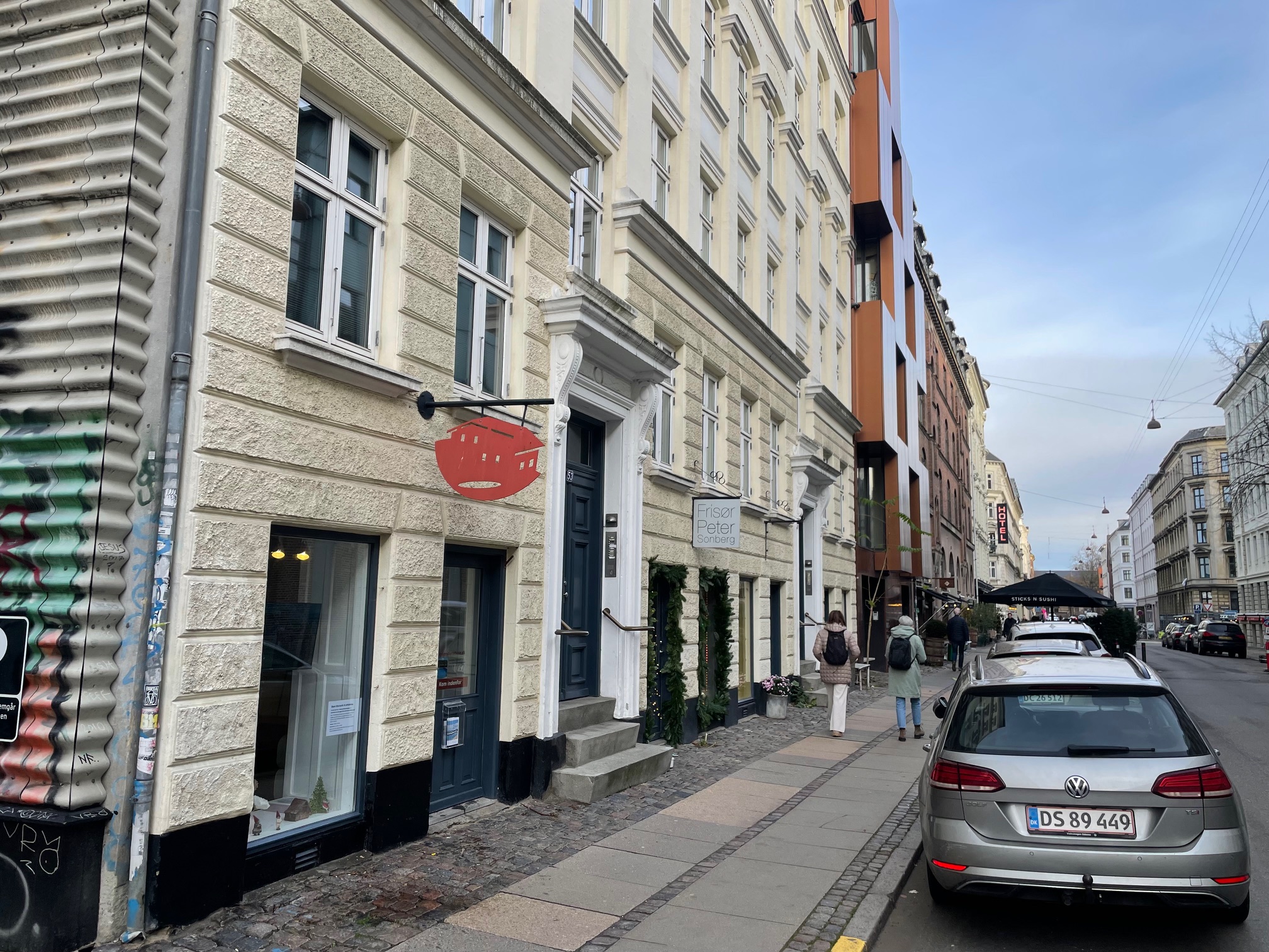 Butiksfacade med himmel